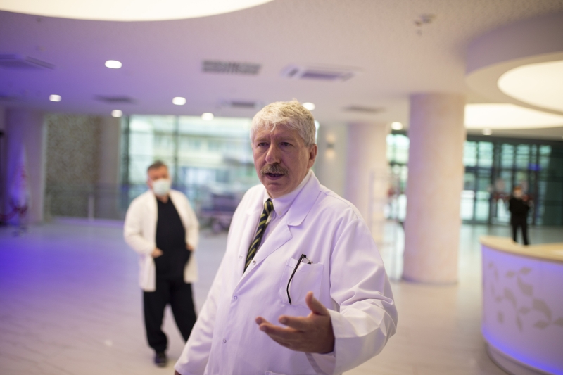 <p><b>- 'A�LEMLE G�R�NT�L� KONU�UYORUM'</b><br></p><p><b><br></b></p><p>Yo�un Bak�m Klini�i Hem�iresi Resmig�l I��k ise koronavir�s s�recinde yo�un �al��t�klar�n� ve iftar yaparken de �al��ma arkada�lar�yla sosyal mesafeyi koruduklar�n� anlatt�.</p><p>Beraber iftar yapt��� sa�l�k �al��an�n�n Kovid-19 testinin pozitif olmas�ndan dolay� kendini izole etti�ini dile getiren I��k, 'Babam diyabet hastas� ve ailem kalabal�k. Onlar� korumak ad�na yakla��k bir bu�uk ayd�r otelde kal�yorum. O y�zden de bekledim, 7 g�n oldu ve bug�n hastaneye gelip PCR testi yapt�rd�m, takipliyim, kendimi koruyorum, vitamin al�yorum, iyi beslenmeye �al���yorum ama ne olursa olsun temas ba����kl���m�z g��l� oldu�u i�in belirti de g�stermeyebiliriz. O y�zden �imdilik bekliyoruz. �lk d�nemde otel olmadan hastanenin belli alanlar�nda yakla��k 15 g�n kald�m sonra sa� olsun otel hizmeti verdiler. Tek kal�yorum odada. Ailemle g�r�nt�l� konu�uyorum. Zor ama al��t�k baya�� uzun zaman oldu.' diye konu�tu.</p><p>G�zetmen hem�ire �lkay Gegin de koronavir�s konusunda, insanlar�n sosyal izolasyona dikkat etmesi gerekti�ini, sosyal izolasyonun sadece restorana ya da kafeye gitmemek olmad���n�, yak�nlar�yla da temasa dikkat etmesi anlam�na geldi�ini s�yledi.</p><p>�ar��, pazar ve marketlerin kalabal�k oldu�unu ve insanlar�n maske kullanmad���n� belirten Gegin, babas�n�n kemoterapi tedavisi g�rd���n� ve riskli oldu�u i�in yak�n oturmalar�na ra�men iki ayd�r babas�n� g�rmedi�ini ifade etti.</p>