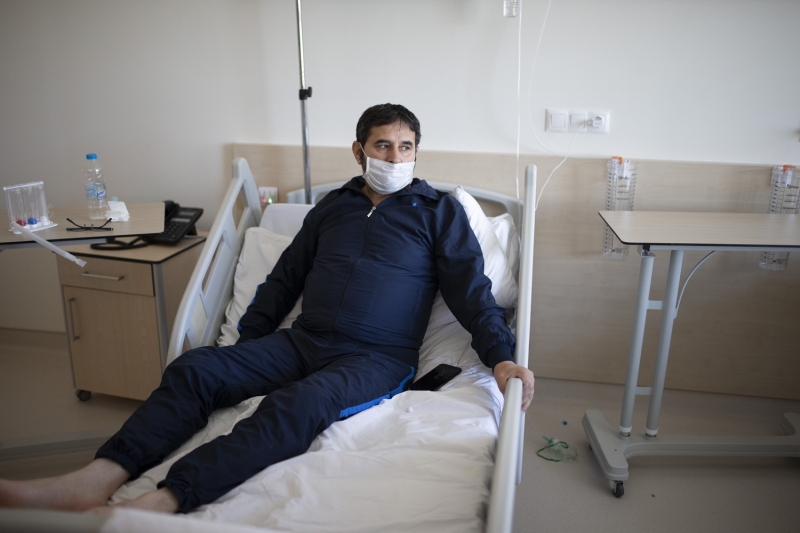 <p><b>- 'BURADA EV�M�ZDE G�B�Y�Z'</b><br></p><p><br></p><p><br></p><p>Hastanede korona tedavisi g�ren U�ur �ahin de Be�ikta�-Sar�yer minib�s hatt�nda �of�r olarak �al��t���n� ve kendisinde ate�, halsizlik, duyu kayb� �ikayeti �zerine hastaneye gitti�ini anlatt�.</p><p>Hastanede muayene oldu�unu ve tomografi �ekildi�ini ifade eden �ahin, daha sonra eve gitti�ini ama durumunun k�t�le�mesi �zerine hastaneye tekrar gelerek Kovid-19 testi yapt�rd���n� ve yatarak tedavi olmaya ba�lad���n� belirtti.</p><p>Hastanede 6 g�nd�r tedavi g�rd���n� ve kendisini �u anda iyi hissetti�ini vurgulayan �ahin, 'Burada evimizde gibiyiz. Eski o g�nler bitti art�k Allah'�n izniyle. Herkes rahat olsun. Cumhurba�kan�m�zdan Allah raz� olsun. Ben y�llar �nce, 1980'lerde Okmeydan� SSK'n�n taksi dura��nda taksicilik yap�yordum. Buran�n sorunlar�n� �ok iyi biliyoruz. Kap�lardan g�nderilenleri. Bir insan hastaneye tedavi olmaya 4 ki�i geliyordu. Bir ki�i, tahlil kuyru�u, di�erleri ba�ka kuyruklarda. Onun i�in �u an �yle bir �ey yok. B�yle bir hastane yap�lm��. Siyasi g�r��� ne olursa olsun insan nank�r olmayacak. �u hizmetleri g�recek, �u emekleri g�recek ona g�re hareket edecek. Benim durumum �ok iyi. Dostlar�m�z merak etmesin yak�nda aralar�nda olaca��m.' �eklinde konu�tu.</p>