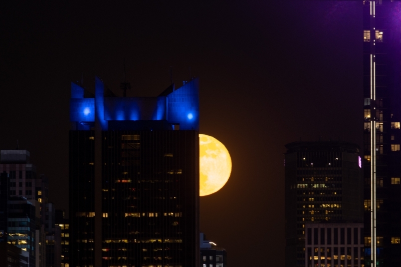 <p>Sper ay ya da iek ay olarak da adlandrlan Mays aynn ilk dolunay, ABD'nin New York kentinde gzel grnt oluturdu.</p>