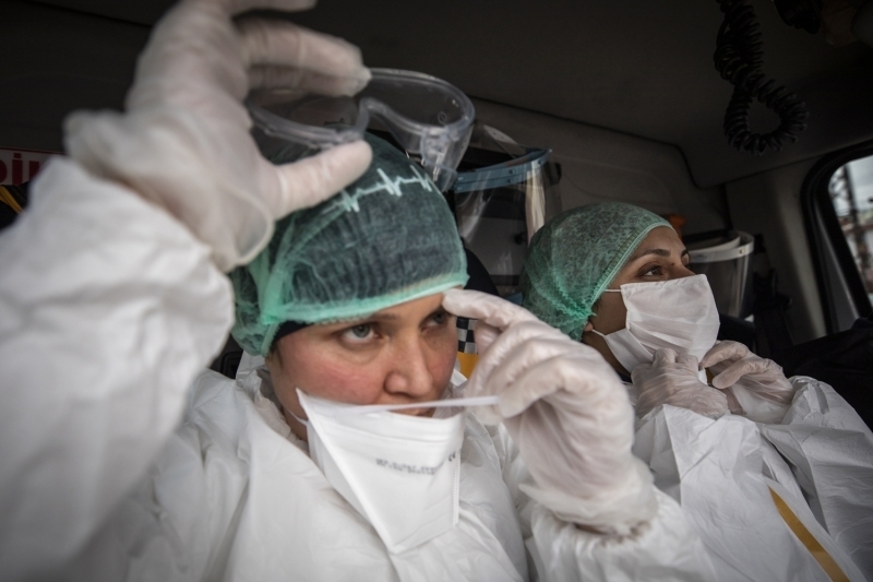 <p>Paramedik ambulans srcs Nee Gven Ceylan einin Suriye'de grevli olduunu ve bu sreci tek bana yaadn syledi.</p>