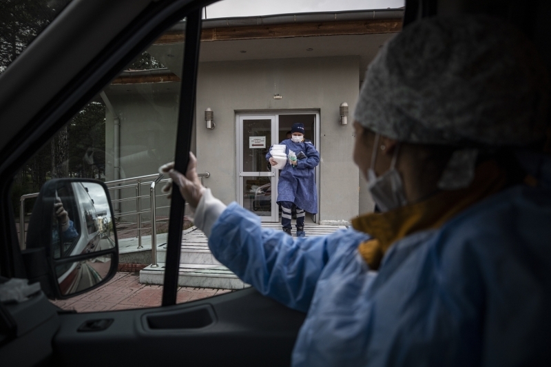 <p>'Nbetten ktm ilk gn, mmkn olduunca aileme yaklamamaya alyorum. Kendimi pozitif olarak deerlendirip, onlara da bulatracam korkusu oluyor. O nedenle mmkn olduunca fazla yaklamamaya alyorum. Salk Bakanmzn aklad iyileen vakalarn saysn grdke bu bana bir motivasyon oluyor. Kovid-19 vakalar ile ilk biz karlatmz iin hastalarda korku ve endie oluyor. Vakalarmzn hekimlere ve salk personellerine gvenmelerini istiyoruz.' ifadelerini kulland.</p>