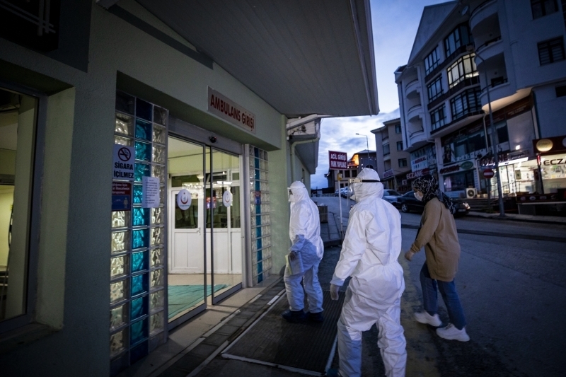 <p>'Benim 3 yanda bir olum var ve biz olumla ortalama 2 aydr internet zerinden grntl grmekteyiz. Bu srete beni iyi motive eden olay ise olumun evinde salkl bir ekilde kalp, bydn grmek. Bu srete halkmzn bize vermi olduu destek, bizi ok onurlandrd. Balkonlara karak o alk seslerini bize duyurduklar iin onlara ok teekkr ederiz.' dedi.</p>