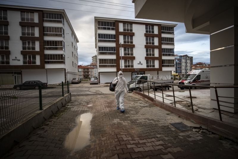 <p>'Bu durum vakalardan sonraki srelerde izole bir hayat srmem iin yardmc oldu. Bu srete en azndan herhangi bir bulam olmayaca iin bir problem yaamadm, Ankara'da yalnz yaamam, aile balarmn Ankara'dan uzakta olmasndan dolay herhangi bir etkilenme sreci yaamadm. Psikolojik olarak ilk dnemde zellikle Kovid-19 pozitif vakalarna gittiimizde tedirgin oluyordum. evremizin bize biraz yaklamlar farkl olabiliyor, ayn apartmanda yaadmz kiiler tedirgin olabiliyor. Yapm olduumuz testler dorultusunda, testleri de evremizdeki dostlarmzla paylatmzda, bu sre zarfnda bizim ne kadar gvenli tedbirler aldmz zverili olduumuzu grdklerinde evremizdeki kiilerden de olumlu tedbirler aldm syleyebilirim.'</p>