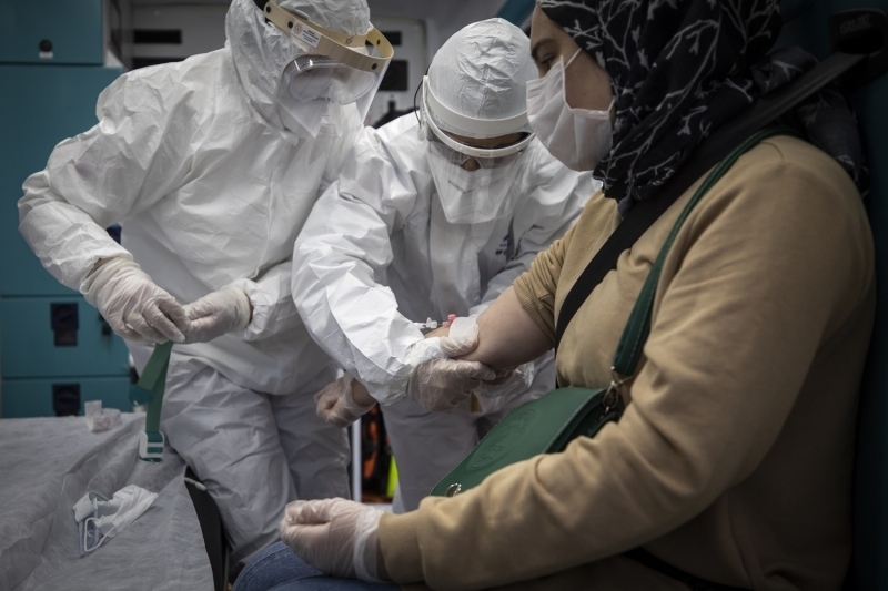 <p>Ambulans ofre Mevlt Bal ise salgn nedeniyle evine gidemediini dile getirerek,</p>