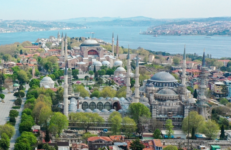 <p>Ülkenin doğusundan batısına kadar birçok caminin en 'sessiz' hali, Anadolu Ajansı (AA) ekiplerince havadan görüntülendi.</p>
