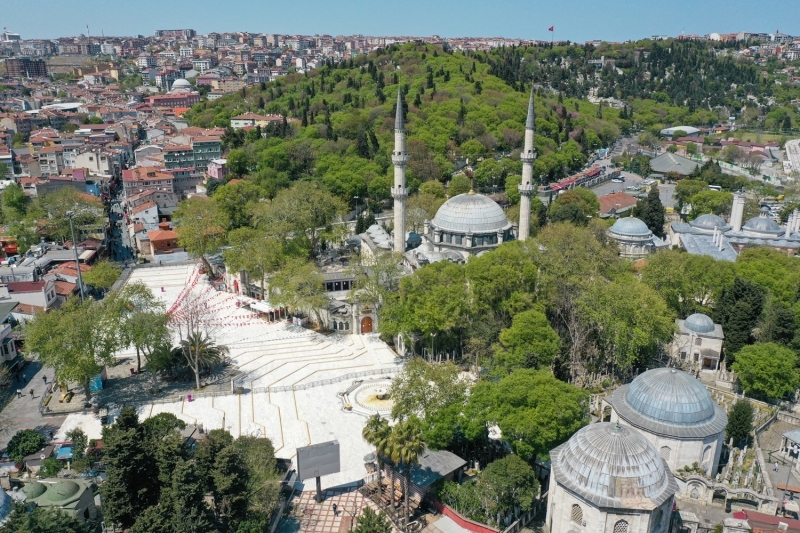 <p>Sultan 1. Ahmed tarafından 1616'da mimar Sedefkar Mehmet Ağa'ya yaptırılan Sultanahmet Camisi, kentin en çok turist çeken mekanları arasında yer alıyor.</p>