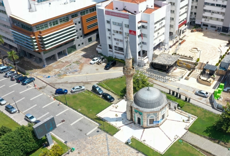 <p>Ankara'daki Hacı Bayram Veli Camisi 1427-1428 yıllarında yapıldı. Bugünkü haliyle 17. ve 18. asır camilerinin karakterlerini taşıyan cami uzunlamasına dikdörtgen bir plana sahip. Kuzeyde ve batıdaki son cemaat yeri sonradan ilave edildi.</p>