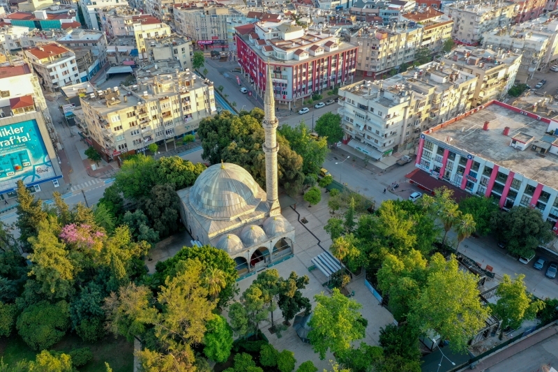 <p>Kayseri şehir merkezinde Kapalıçarşı'nın yanında yer alan Ulu Cami, değişik kaynaklarda Cami-i Kebir veya Sultan Cami olarak da anılıyor. 1135'te, Danişmendli hükümdarı Melik Mehmet Gazi tarafından yaptırılan cami dış görünüşüyle oldukça sade. Kentteki Lale, Han, Kurşunlu ve Hacı Kılıç camileri de önemli simgeler arasında bulunuyor.</p>