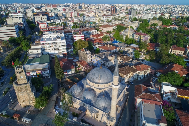<p>Anadolu'daki ahşap direkli camilerin en büyüğü ve orijinali olan Konya'nın Beyşehir ilçesindeki Eşrefoğlu Camisi'nde de koronavirüs önlemleri kapsamında sessizlik hakim. 1296-1299 yıllarında inşa edilen cami, anıtsal taç kapısı, eşsiz mihrap ve minberi, üstün ağaç ve çini işçiliği yönünden adeta bir müzeyi andırıyor.</p>