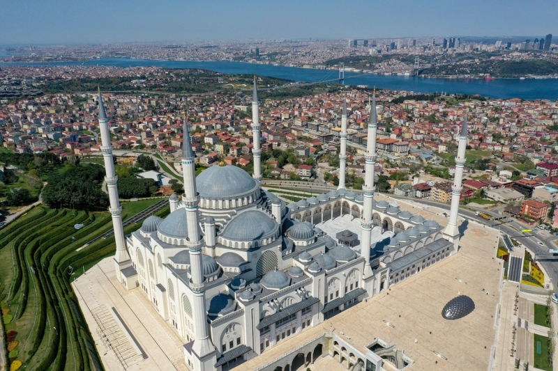 <p>Osmanlı-Selçuklu mimari tarzıyla bugünün çizgilerinin bütünleştiği 'Büyük Çamlıca Camisi' de kentin yeni sembollerinden biri oldu. İbadet bölümlerinin yanı sıra müze, sanat galerisi, kütüphane, konferans salonu, sanat atölyesi ve otoparkın yer aldığı Türkiye'nin en büyük camisi, Cumhurbaşkanı Recep Tayyip Erdoğan'ın katılımıyla 3 Mayıs 2019'da açıldı.</p>