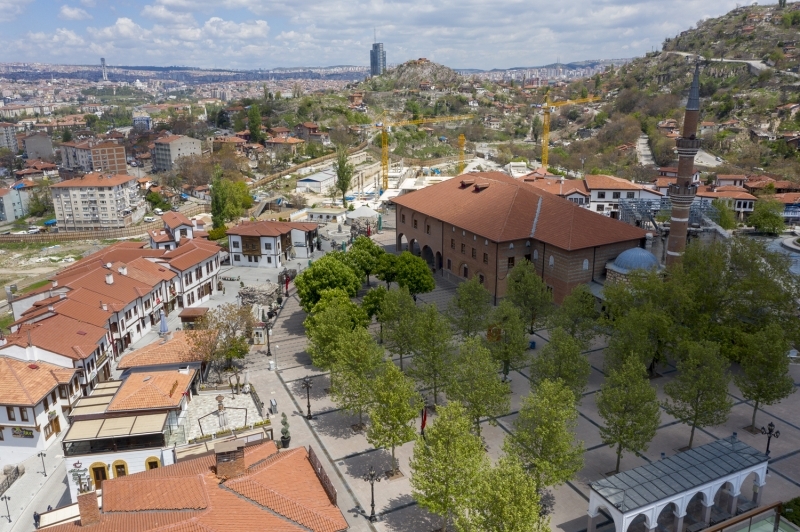 <p>Osmanlı döneminde Süleyman Çelebi tarafından 1403'te inşasına başlanan ve Sultan 1. Mehmed tarafından 1414'te yapımı tamamlanan 'Eski Camii' de Edirne'nin simgeleri arasında yer alıyor.</p>