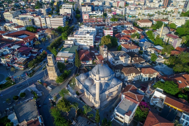 <p>Kayseri'de, kitabesinde miladi 1238 yılında Selçuklu Hükümdarı 1. Alaaddin Keykubad'ın eşi Mahperi Hatun tarafından yaptırıldığı yazılan Hunat Camisi, medrese ve hamamı da barındıran büyük bir külliye. Doğu ve batısındaki taş kapıları Selçuklu taş işçiliğinin en güzel örneklerinden olan caminin ahşap minberi ise orijinalliğini koruyor.</p>