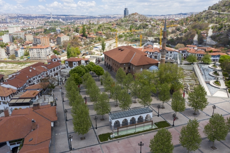 <p>UNESCO'nun 2011'de ilk kez bir camiyi kültürel eser listesine almasıyla dünya çapındaki ünü daha da artan Selimiye Camisi, barındırdığı özellikleri ve ihtişamlı yapısıyla dikkati çekiyor. Türk-İslam mimari sanatının mihenk taşı tarihi cami, bir biblo gibi Edirne'nin en ihtişamlı yapısı olarak göze çarpıyor.</p>