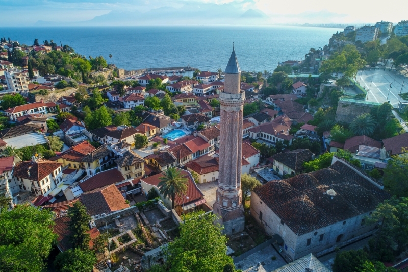 <p>Türkiye Diyanet Vakfı tarafından yapımı tamamlanıp 28 Ağustos 1987'de ibadete açılan Kocatepe Camisi, Ankara'nın önemli sembollerinden biri olma özelliğini taşıyor.</p>