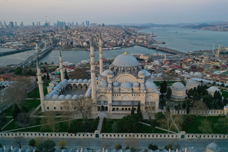 <p>Ünü çağını aşan Mimar Sinan'ın 'Ustalık eserim.' dediği Selimiye Camisi, eşsiz mimarisi ve azametiyle serhat boyunda yıllara meydan okuyor.</p>