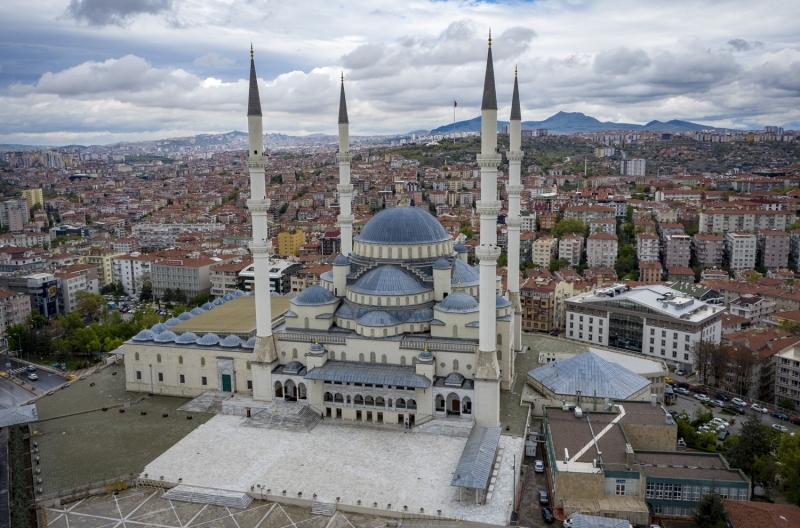 <p>Osmanlı padişahı Yıldırım Bayezid zamanında, 1396-1400 yıllarında, Orhan Gazi Parkı'nın bulunduğu geniş bir alana yapılan Bursa Ulu Cami, Osmanlı camileri arasında çok kubbeli anıtsal yapıların ilki olma özelliğini taşıyor. Ulu Cami'nin 12 büyük dört köşeli paye üzerine oturan 20 kubbesi bulunuyor.</p>