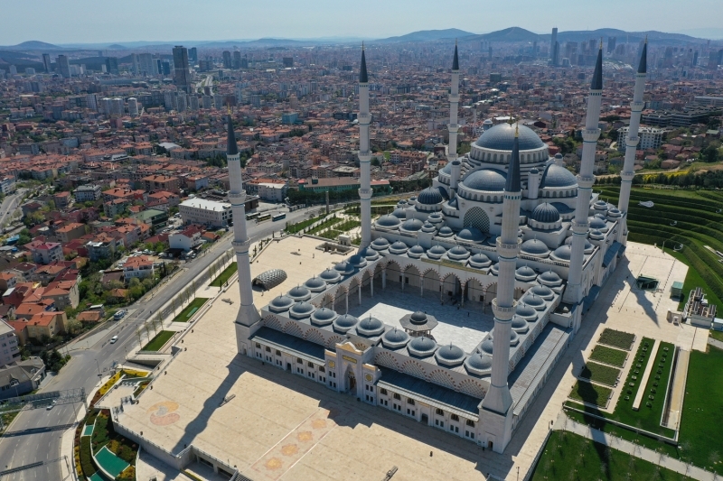<p>Kanuni Sultan Süleyman adına 1551-1557'de İstanbul'da Mimar Sinan tarafından inşa edilen Süleymaniye Camisi, ihtişamıyla adeta büyülüyor.</p>