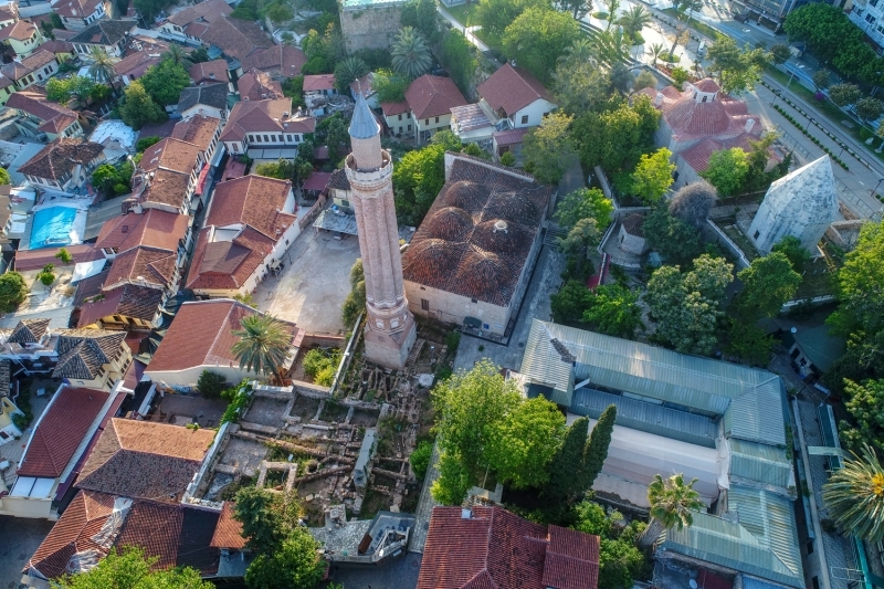 <p>Konya'daki Mevlana Meydanı'ndaki Sultan Selim Camisi de bu ramazan ayında cemaatsiz kaldı. 2. Sultan Selim'in Konya Valiliği sırasında 1558'de yapımına başlanan ve 1567'de tamamlanan cami, klasik Osmanlı mimarisinin Konya'daki en güzel örneklerinden biri olarak dikkati çekiyor.</p>