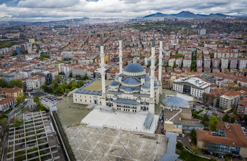 <p>Bursa'nın doğusunda Uludağ eteklerindeki bir tepenin üzerinde, 15. yüzyılın başında, Yıldırım Bayezid'in kızı ve Emir Sultan'ın eşi Hundi Hatun tarafından, Emir Sultan'ın vefatı üzerine yaptırılan 'Emir Sultan Camisi' de simge camilerden biri olarak varlığını sürdürüyor.</p>
