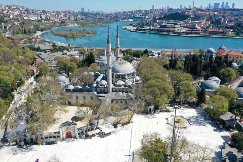 <p>Fatih Sultan Mehmed'in İstanbul'u fethinin hemen ardından yapılan Eyüp Sultan Camisi ve etrafındaki medrese, aşhane, imaret, hamam ile türbeden oluşan külliye, her yıl ramazan ayında binlerce ziyaretçiyi ağırlarken bu yıl tarihi bölgede sessizlik hakim.</p>
