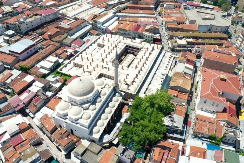 <p>Başkentte, Osmanlı döneminin mimari estetiği ile modern teknolojinin imkanlarını bütünleştiren Kocatepe Camisi, minarelerinde Selimiye, merkezi kubbe ve yarım kubbelerinde ise Sultanahmet</p>