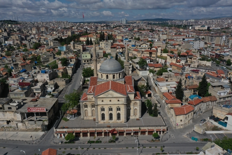 <p>Doğu Anadolu'nun önemli eserlerinden Van Kalesi'nin güney cephesinde Van Beylerbeyi Köse Hüsrev Paşa tarafından 1567'de yaptırılan Hüsrev Paşa Camisi de koronavirüs salgını nedeniyle ziyaretçisiz kaldı.</p>