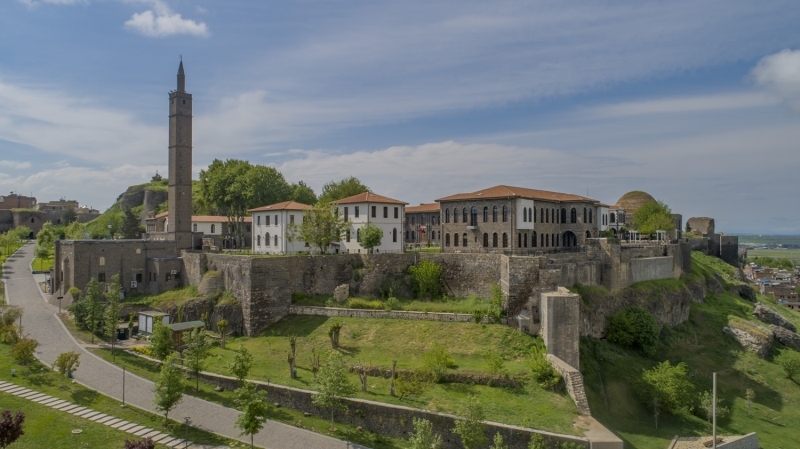 <p>Aydın'da 1595'te Üveys Paşa'nın kardeşi Ramazan Paşa tarafından yaptırılan Ramazan Paşa Camisi ile Üveys Paşazade Mehmet Bey'in torunu ve Cezayir Beylerbeyi Mustafa Paşa'nın oğlu Süleyman Bey tarafından 1683'te inşa edilen Bey Camisi, kentin önemli ibadet mekanlarından.</p>