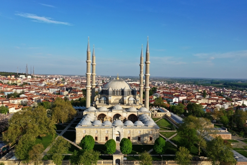 <p>Diyarbakır'daki Hazreti Süleyman Camisi, Nisanoğlu Ebul Kasım tarafından 1155-1160 yılları arasında yaptırıldı. 'Nasiriyye', 'Meşhed', 'Murtaza Paşa' ve Kale Camisi olarak da adlandırılan yapı, kentin simgeleri arasında.</p>