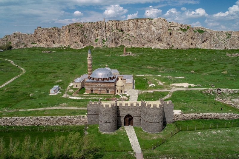 <p>Antalya'nın merkezinde Muratpaşa ilçesi sınırlarında yer alan Murat Paşa Camisi 1570 yılında yaptırıldı. Selçuklu kaligrafi sanatının izlerine rastlanılan cami, kentin önemli eserleri arasında bulunuyor.</p><p>Türkiye'nin ve Orta Doğ</p>