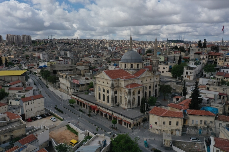 <p>Erzurum'daki Ulu Cami, Saltuklu Emiri Nasreddin Aslan Mehmet tarafından 1179 yılında yaptırıldı. Saltuklular'ın 'Atabey' isminden dolayı 'Atabey Camisi' de denilen eser, değişik tarihlerde 5 kez onarım gördü.</p>