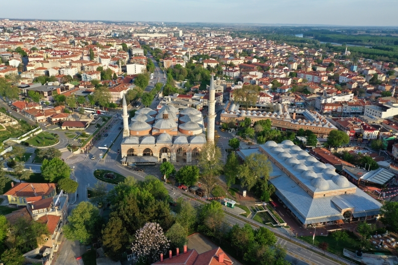 <p>Valide Meryem Kilisesi adıyla 1873'te inşa edilen, hapishane olarak da kullanılan ancak 2017'de yapılan restorasyonla camiye dönüştürülen Gaziantep Kurtuluş Camisi, kentin en büyük camileri arasında bulunuyor. Dünyada eşine ender rastlanan bir minbere sahip olan Boyacı Camisi ile tarihi Eyüboğlu Camisi kentin önemli simgelerinden biri olarak varlığını sürdürüyor.</p>