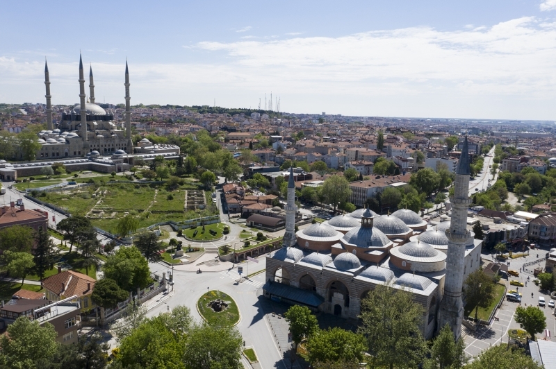 <p>Van'daki Kaya Çelebi Camisi, Eski Van'ın Ortakapı Mahallesi’nde surlara yakın bir yerde konumlanıyor. Vakfiyesine göre Kaya Çelebi Zade Koçi Bey tarafından 1660'ta yapımına başlanan ancak Koçi Bey'in idam edilmesi üzerine 1663 yılında, Cem Dedemoğlu Mehmet Bey tamamlanan cami, 1993 yılında Vakıflar Genel Müdürlüğünün yaptığı onarımlardan sonra ibadete açıldı.</p>