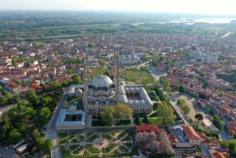 <p>Kentteki 'Kurşunlu Camii' olarak da isimlendirilen Fatih Paşa Camisi 1516-1520 yılları arasında şehrin ilk Osmanlı Valisi Bıyıklı Mehmet Paşa tarafından inşa ettirildi. Diyarbakır'da yapılan ilk Osmanlı eseri olan caminin duvarları Osmanlı çinileriyle kaplı. Mihrabı ve minberi görkemli bir sanat yapıtı olan caminin ayrıntıları Selçuklu tarzında.</p>