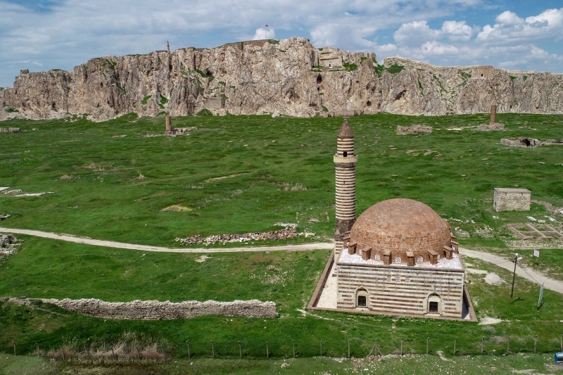 <p>Muğdat Cami olarak da bilinen Hazreti Mikdad Camisi, Mersin'in en büyük camisi. Adını sahabelerden Mikdad bin Amr'dan alan caminin ibadet yeri 5 bin 500 kişilik. Her birinin yüksekliği 81 metre olan 6 minareli camide ibadet yeri dışında bir kütüphane, konferans salonu, sağlık ocağı ve aşevi de var.</p>