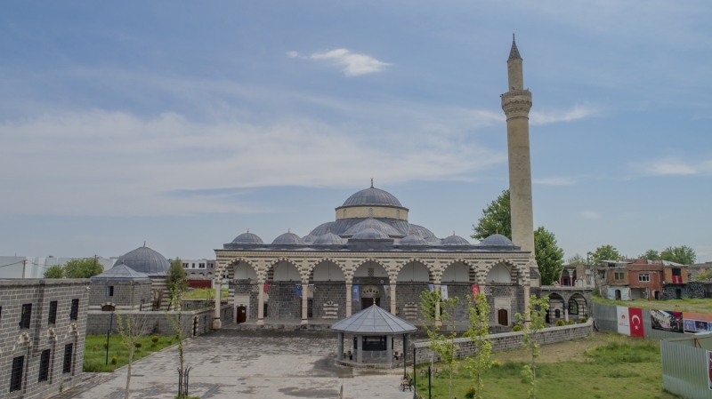 <p>Dünyaca ünlü tarihi Kaleiçi'nde, Tekeli Mehmet Paşa tarafından 1606-1616 yılları arasında yaptırıldığı tahmin edilen Tekeli Mehmet Paşa Camisi adeta yıllara meydan okuyor.</p>