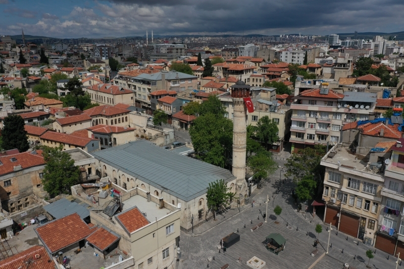 <p>Osmanlı cami mimarisinin tipik özelliklerine sahip, kalem işi süslemeleri, mihrap ve minber işçiliğiyle dikkati çeken, 420 yıllık tarihi olan, İzmir'in Kemeraltı Çarşısı'nda bulunan tarihi Hisar Camisi, kentin en önemli yapıları arasında bulunuyor.</p>