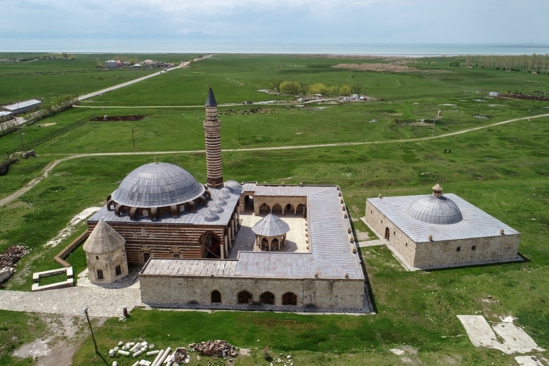 <p>Türkiye'nin ve Orta Doğu'nun en büyük camileri arasında yer alan Sabancı Merkez Cami, Adana'nın Seyhan ilçesinde Seyhan Nehri'nin kıyısında yer alıyor. Klasik Osmanlı mimarisi tarzındaki cami, 1998'den beri hizmet veriyor.</p>