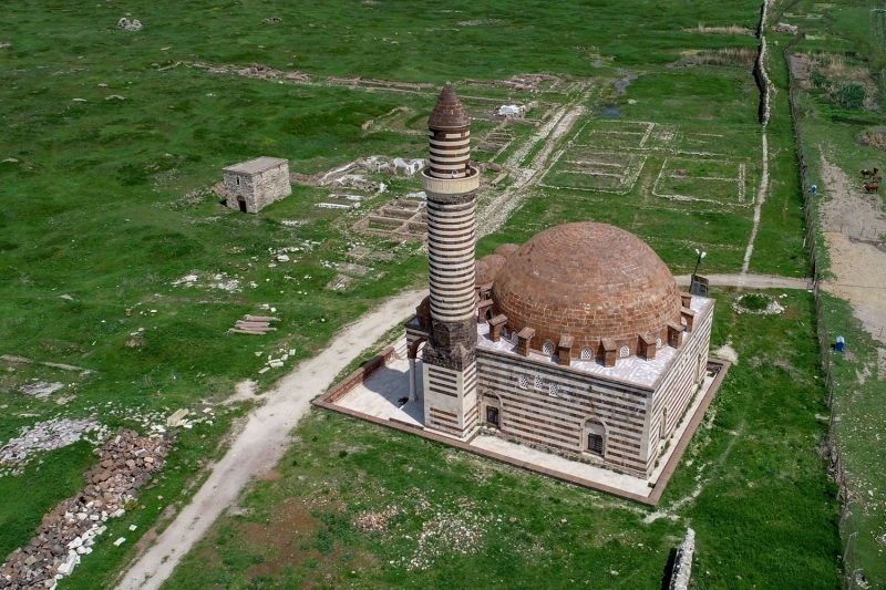 <p><b>- KARADENİZ VE MARMARA BÖLGELERİNDEKİ TARİHİ CAMİLER</b><br></p>