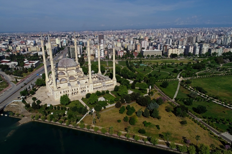 <p>Kanuni Sultan Süleyman'ın sancak beyi olarak Manisa'da görev yaptığı dönemde annesi Hafsa Sultan adına yaptırılan 'Sultan Camisi', 1522 yılında tamamlandı. Cami 16. yüzyıl Osmanlı mimarisinin ildeki en önemli örnekleri arasında gösteriliyor. Kentteki Muradiye Camisi, 3. Murat adına 1583-1592 yıllarında yaptırılan külliye; cami, medrese, imarethane ve dükkanlardan oluşuyor. Projesi Mimar Sinan'a ait olan külliyenin inşası Mimar Mahmut Ağa tarafından başlatıldı ve ölümünün ardından Mimar Mehmet Ağa tarafından tamamlandı.</p>