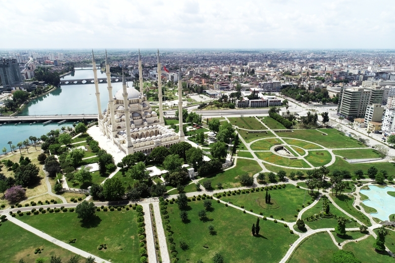 <p>Manisa'da medrese, imarethane ve sübyan mektebinden oluşan Hatuniye Camisi de 1490 yılında Sultan 2. Bayezid'ın eşi Hüsn-i Şah Sultan tarafından inşa ettirildi.</p>