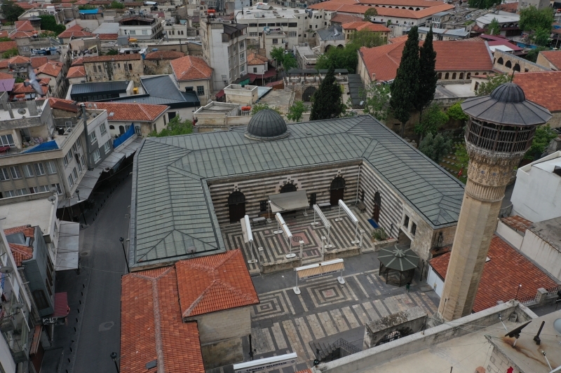 <p>Lala Paşa Camisi, Cumhuriyet Caddesi'nde Yakutiye Medresesi'nin doğusunda bulunuyor. Kıbrıs Fatihi Lala Mustafa Paşa'nın Erzurum’da beylerbeyi olarak görev yaptığı 1562-1563 yıllarında yaptırılan caminin külliyesinde şadırvan, hamam, sübyan mektebi ve saray yer alıyor.</p>
