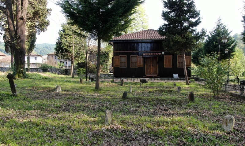 <p>Düzce Akçakoca'da Orhan Gazi döneminde çandı tekniğiyle Çayağzı köyündeki Osmanlı mezarlığı alanında 1323'te inşa edilen Orhangazi Camisi de '11 ayın sultanı' ramazanda boş kaldı. Akçakoca'nın Hemşin köyünde Osmanlı padişahı 2. Mahmud tarafından 1834'te inşa edilen Cuma Camisi, çivisiz, birbirine geçirilme yöntemine göre kesilmiş kerestelerden oluşan yapısıyla görenleri adeta büyülüyor.<br></p>