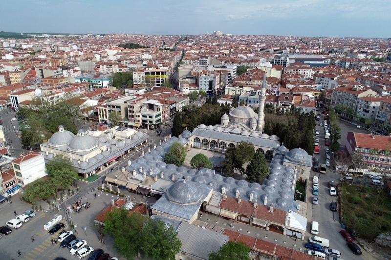 <p>Babaeski ilçesindeki 1555 yılında Cedid Ali Paşa tarafından Koca Sinan'a yaptırılan Cedid Ali Paşa Camisi kare bir plan üzerine kesme köfeki taşı kullanılarak yapıldı, üzeri ise kurşun kaplı büyük bir kubbeyle örtülü. Tek şerefeli minaresi Balkan Harbi'nde (1912) Bulgarlar tarafından yıkılsa da sonradan tekrar inşa edildi.</p>