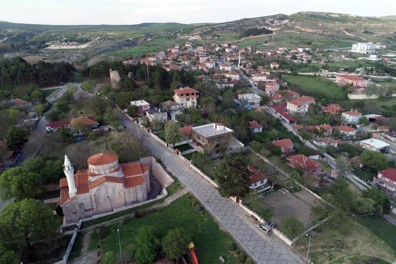 <p>Vize ilçesindeki Gazi Süleyman Paşa Camisi, 6. yüzyılda Jüstinyen döneminde Küçük Ayasofya Kilisesi olarak inşa edildi. 14. yüzyılın ikinci yarısında cami olarak restore edilen Gazi Süleyman Paşa Camisi, yapısıyla dikkati çekiyor.</p>