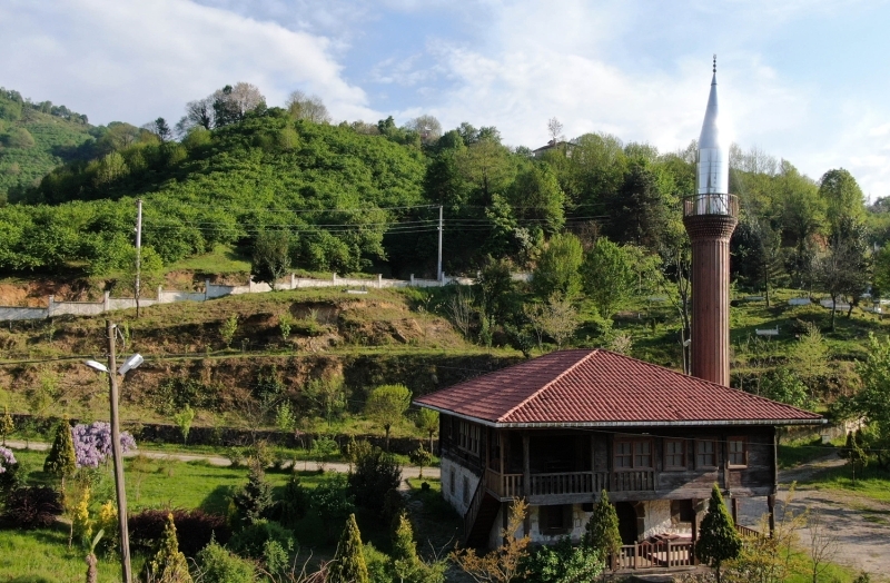 <p>Kırklareli'de Hızır Bey tarafından Kabe mimarisine benzer şekilde inşa edilen 637 yıllık Hızırbey Camisi, Osmanlı'nın Trakya'daki ilk mirası olarak biliniyor.</p>