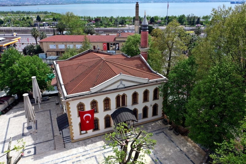 <p>Giresun'daki Kale Camisi'nin ise Osmanlı döneminde Müslümanların oturduğu Lonca Mahallesi'nde Hacı Muhiddin Ağa tarafından inşa edildiği belirtiliyor. Giriş kapısı üzerindeki kitabeden 1830'da Dizdarzade Ematullah Hatun tarafından yeniden inşa edildiği anlaşılan cami yıllara meydan okuyor.<br></p>