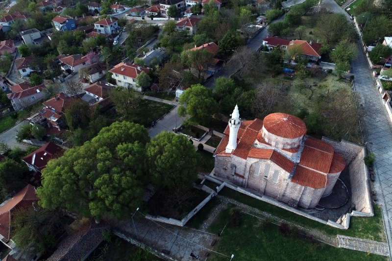 <p>Lüleburgaz ilçesindeki Sokullu Mehmet Paşa Camisi, Sokullu Mehmet Paşa tarafından 1569-1570 yıllarında ibadet, ticaret ve eğitim amaçlı yapılan külliye, cami, kemerli dükkanları, hanı, hamamı, medresesi ile bir kompleks özelliği gösteriyor.</p>