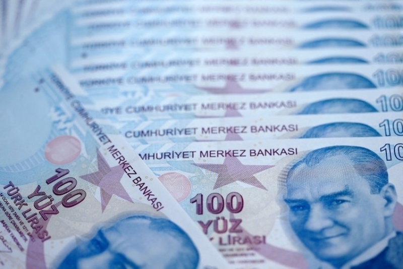 <p>Ev hizmetlerinde ayda 10 günden fazla çalışıp işsiz kalanlar veya ücretsiz izne çıkarılanlar da nakdi destek alabilecek. Bu durumdakiler nakdi ücret desteğinden yararlanamıyor. başvuruyu kendisi yapacak. Emekli çalışanlar ücret desteğinden yararlanamıyor.</p>