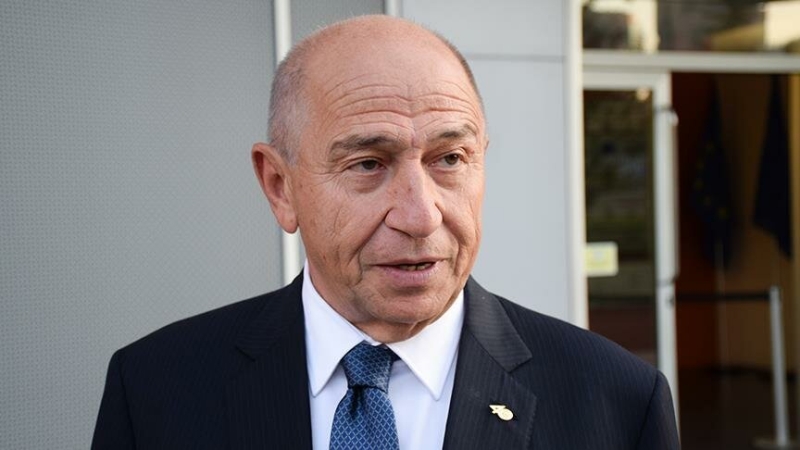 <p><b>MA�LAR SEY�RC�S�Z OLACAK</b></p><p><span style='font-size: 1.2rem;'>Kald� ki zaten b</span><span style='font-size: 1.2rem;'>a�lad���nda da ma�lar seyircisiz oynanacak. Ama bakt�k ki her �ey iyi gitti -biliyorsunuz 26 Temmuz’da bitirmeyi planlad�k bakt�k ki Temmuz ortas�nda Korona kalmad� �lkede, o zaman son 3-4 ma�� da, durum elverirse seyircili de oynatabiliriz. Neden olmas�n?</span><br></p>