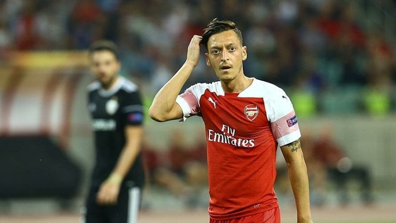 <p><b>'MESUT'UN BURADA ANSI VAR'</b></p><p>'Mesut zil'in ilerini aabeyi Mutlu zil ile yapyorum 7-8 yldr, haklarn savunuyorum. Mesut zil, teki Premier Lig futbolcular gibi evinde almalar yapyor her gn. Kulbn verdii program dorultusunda alyor. Evinde kendini hazr tutuyor. Antrenman sahalarna kstl gruplar halinde gidip alyorlar. nce tek kiiydi, imdi 2-3 kiiye doru kyor. Baka lkelerde de byle oluyor. Mesut'un burada bir ans var, kz oldu, baba oldu Mesut. O yzden hayat ok gzel. Her gn kznn yannda. Bundan daha gzel bir ey olamaz bir baba iin. Ayn zamanda antrenmanlara devam ediyor ve sabrszlkla liglerin balamasn bekliyor. teki futbolcular gibi futbol oynamak istiyor.'</p>
